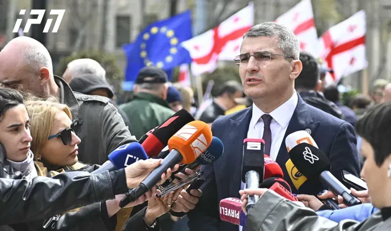 "საბოლოოდ, კეთდება რუსული საქმე, რომელსაც კიდევ კარგი, არ ვუშვებთ - 2-3 წლის წინ მართლა ორ ფეხზე მყარად არ დავმდგარიყავით, დღეს თბილისში რუსული ტანკები იქნებოდნენ" - მდინარაძე