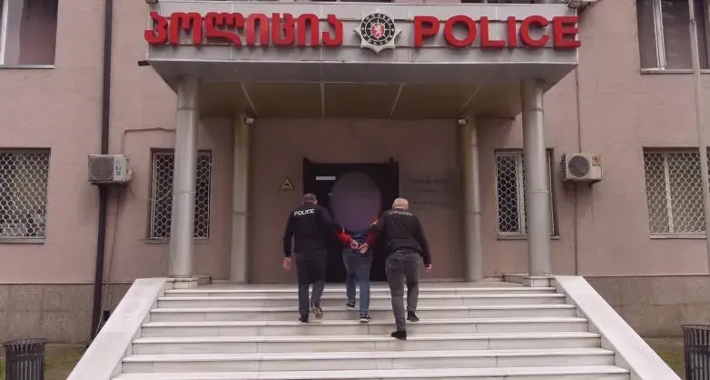 ბათუმში 2 პირი დააკავეს, რომლებმაც კაფე-ბარის სტუმარ უცხო ქვეყნის მოქალაქეებს შეკვეთისთვის შეუსაბამოდ დიდი თანხა - 267 000 თურქული ლირა და 5 700 ლარი გამოსძალეს