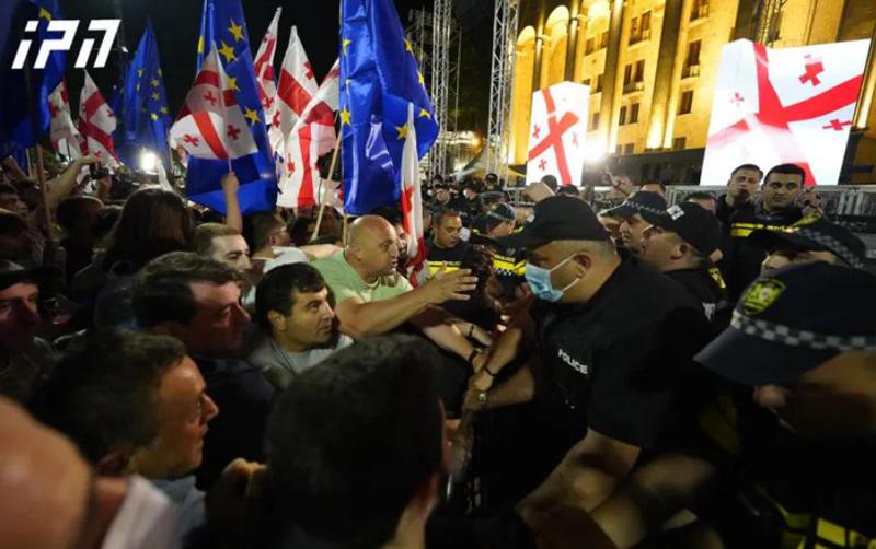 აქციის ორგანიზატორები ითხოვენ, პარლამენტთან დამონტაჟებულ სცენაზე რამდენი გამომსვლელი შეუშვან, რასაც პოლიციასა და აქციის მონაწილეებს შორის დაპირისპირება მოჰყვა