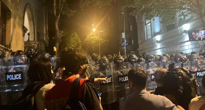 პარლამენტთან ვითარება დაიძაბა: აქციის მონაწილეებსა და სამართალდამცავებს შორის კვლავ დაპირისპირებაა - რუსთაველზე სპეცრაზმი გამოჩნდა