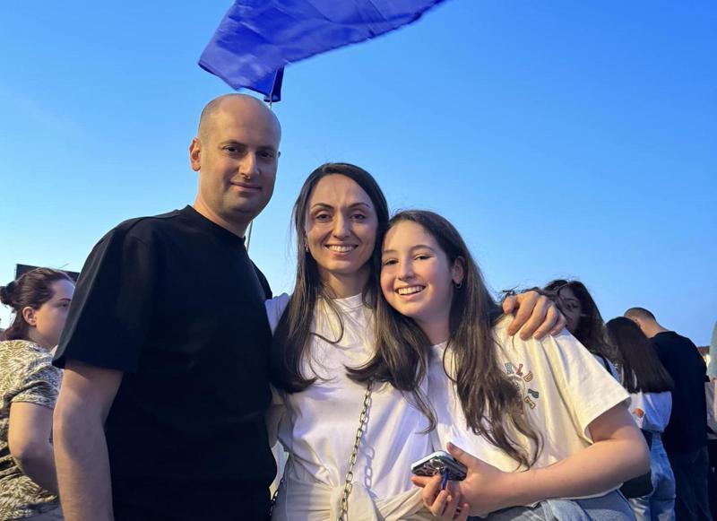 ე.წ. აგენტების კანონპროექტის საწინააღმდეგო აქციაზე "ქართული ოცნების" ყოფილი მინისტრი ოჯახთან ერთად მივიდა