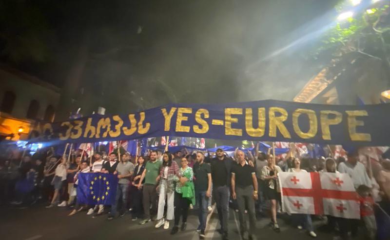 აქციის მონაწილეებმა პარლამენტს "ცოცხალი ჯაჭვი" შემოარტყეს - ადგილზე მობილიზებულია პოლიცია