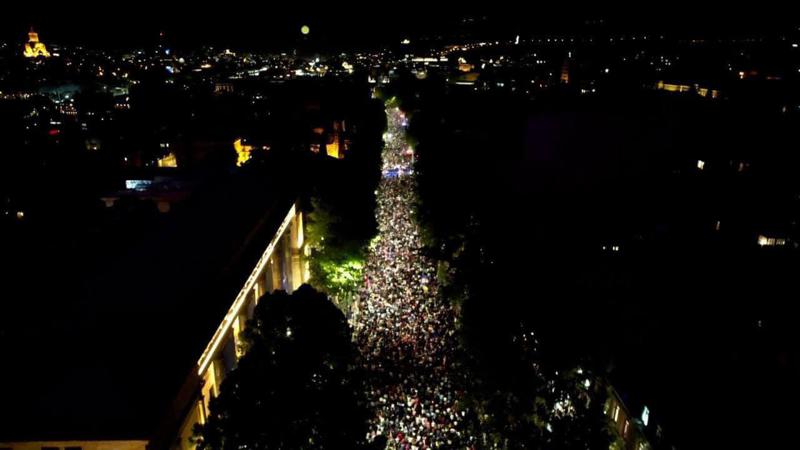 "კრიტიკოსების აზრით, კანონპროექტი რუსეთის კანონმდებლობას ჰგავს, რომელიც განსხვავებული აზრის ჩასახშობად გამოიყენება" - რას წერენ უცხოური გამოცემები თბილისში გამართულ მრავალათასიან დემონსტრაციაზე?