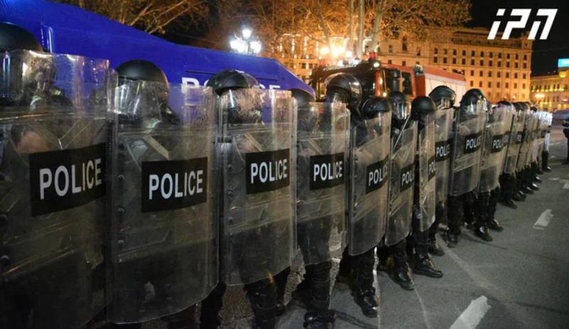 სპეცრაზმმა თავისუფლების მოედანი დატოვა - აქციის მიმდებარე ტერიტორიიდან გაჰყავთ სხვა საპოლიციო დანაყოფებიც