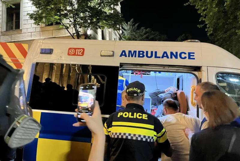 ე.წ. წიწაკის სპრეის გაშვების შედეგად დაშავებულ აქციის მონაწილეებს სასწრაფო ბრიგადის ჯგუფები პირველად დახმარებას უწევენ