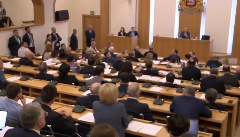 პარლამენტში ე.წ. აგენტების კანონპროექტის მეორედ მოსმენა ხმაურის ფონზე მიმდინარეობს - რა ხდება საკანონმდებლო ორგანოში ახლა?