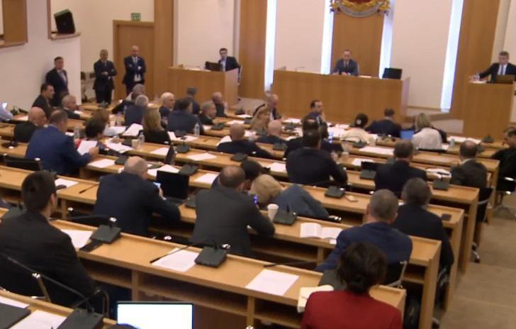 "გინდათ, ყველა გაყაროთ?" - მორიგი შეკამათება და კიდევ ორი გაძევებული დეპუტატი სხდომიდან: რა ხდება პარლამენტში?