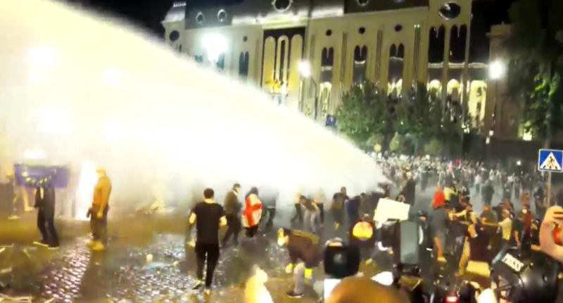 აქციის დაშლა დაიწყო - სპეცრაზმი იყენებს წყლის ჭავლს: რა ვითარებაა ადგილზე?