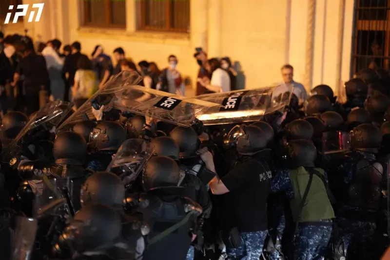 პოლიციამ ჩიტაძის ქუჩაზე აქციის მონაწილეების დაშლა დაიწყო - ადგილზე ვითარება დაძაბულია