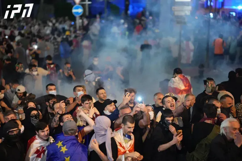"არ შეშინდეთ..." - პოლიციამ პარლამენტთან ცრემლსადენი გაზი გაუშვა: სავარაუდოდ, მოხდა რეზინის ტყვიების გამოყენებაც