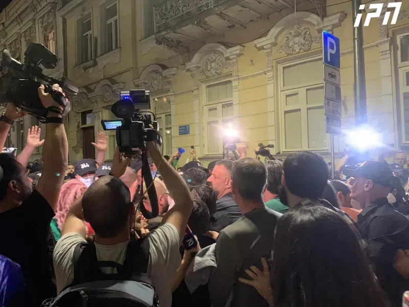 აქტივისტების ერთი ნაწილი მთავრობის ადმინისტრაციასთან მივიდა - ისინი ამბობენ, რომ პრემიერს სახლში წასვლის საშუალებას არ მისცემენ