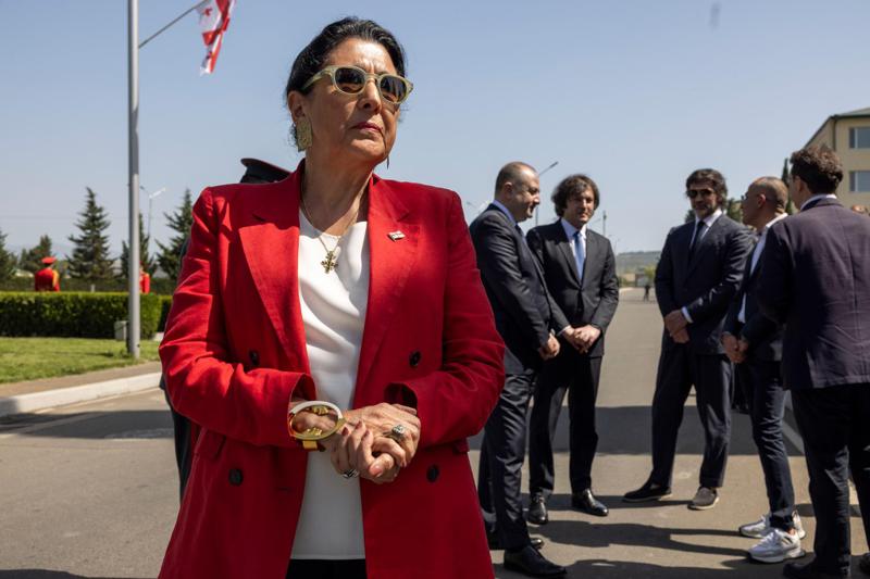 "მოგმართავთ თქვენ, ქართულ ჯარს, რამეთუ დღეს ამუშავდა შავ-ბნელი ძალები, დღეს კიდევ ერთხელ ცდილობენ საზოგადოების გახლეჩას" - პრეზიდენტი