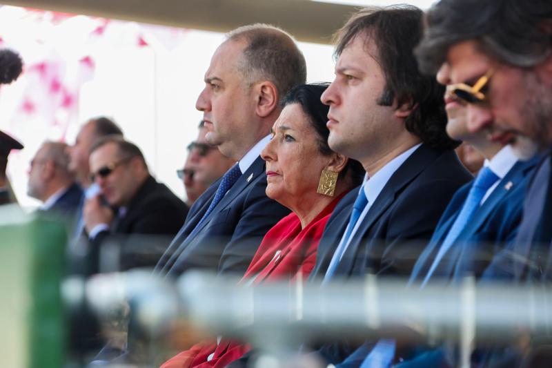 კობახიძე თავდაცვის დღისადმი მიძღვნილ ღონისძიებაზე პრეზიდენტსა და მთავარსარდალ სალომე ზურაბიშვილს არ მიესალმა - "ჩემს მისალმებაში შეგნებულად არ მოვიხსენიე წინა გამომსვლელი"