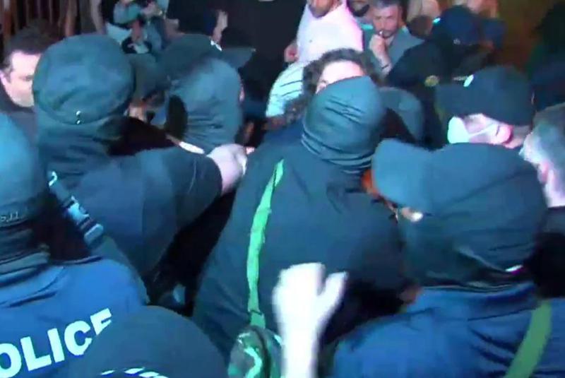 პარლამენტთან სიტუაცია უკიდურესად დაიძაბა - მობილიზებულია სპეცრაზმი: რა ხდება ადგილზე?