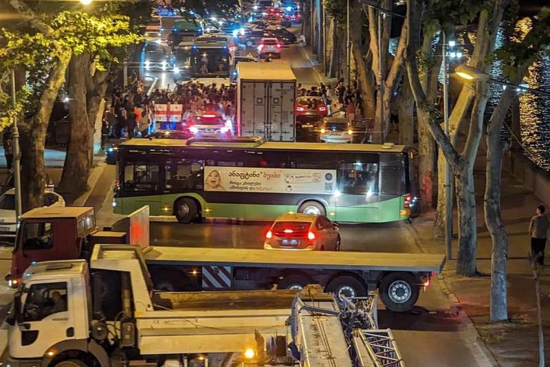 აქციის მონაწილეთა ნაწილმა სანაპიროზე გადაინაცვლა - მომიტინგეებმა გზის სავალი ნაწილი გადაკეტეს (ფოტოები)