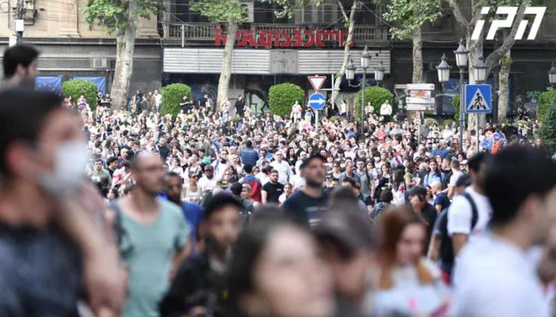 პროტესტანტები ისევ რუსთაველზე არიან: ხმაური და შეხლა-შემოხლა იყო პარლამენტის შენობის უკანა შესასვლელთან; საკანონმდებლო ორგანოსთან გამოჩნდა სპეცრაზმიც