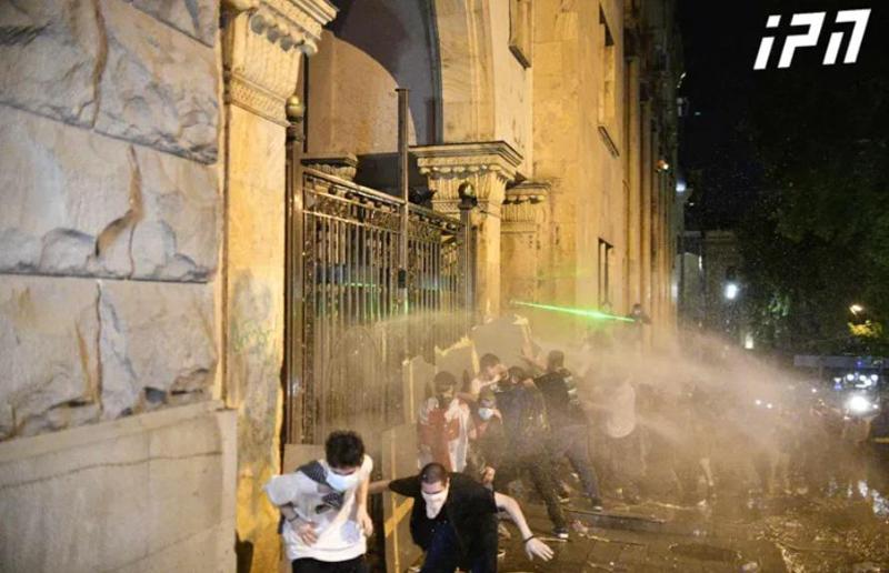 ჩიტაძის ქუჩაზე, სპეცდანიშნულების რაზმის მიერ წყლის ჭავლის და ე.წ. წიწაკის სპრეის გამოყენების შედეგად აქციაზე რამდენიმე ადამიანი დაშავდა