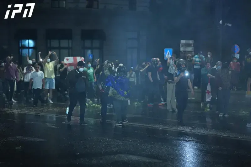 "მას შემდეგ, რაც შსს-ს დანაყოფებმა დატოვეს პარლამენტის მიმდებარე ტერიტორია, აქციის მონაწილეები გახდნენ აგრესიულები... გამოვიყენეთ ე.წ. წიწაკის სპრეი და წყლის ჭავლი" - შსს