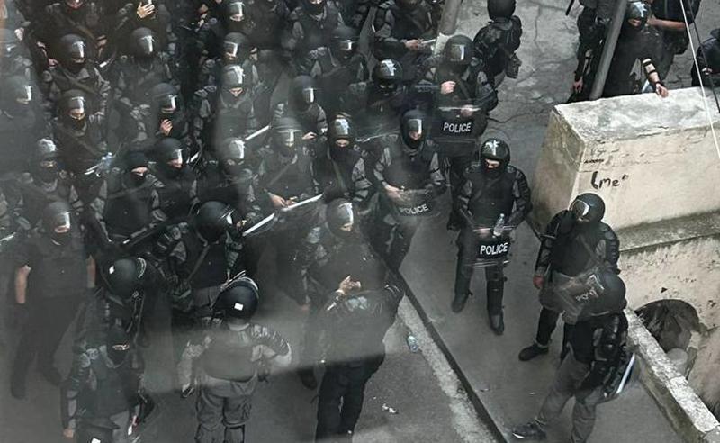 "მონებო!"- ე.წ. აგენტების კანონის მხარდამჭერმა დეპუტატებმა პარლამენტის შენობა სპეცრაზმის დახმარებით დატოვეს