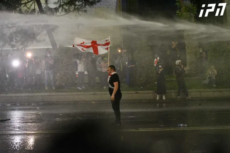 "არ დავიშლებით, არ დავიღლებით" -  პროტესტი არ წყდება, მიუხედავად იმისა, რომ პოლიციამ არაერთხელ გამოიყენა წყლის ჭავლი და ცრემლსადენი გაზი: რა ხდება ახლა რუსთაველზე?