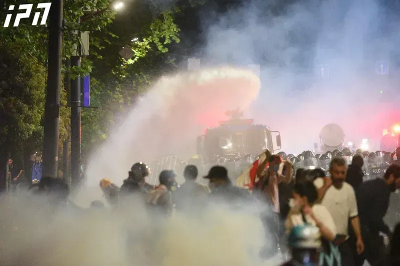 უკიდურესად რთული ვითარება რუსთაველზე: სპეცრაზმი იყენებს წყლის ჭავლს და რეზინის ტყვიებს - რა ხდება ადგილზე?