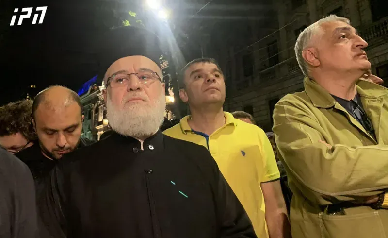 "მე არ განვეკუთვნები პარტიას, მოვედი ჩემი სინდისით... ჯვარცმის დღეებში ცემა-ტყეპა გვაქვს ატეხილი, მინდა მივმართო, ყველას..." - მეუფე ზენონი აქციაზე მივიდა