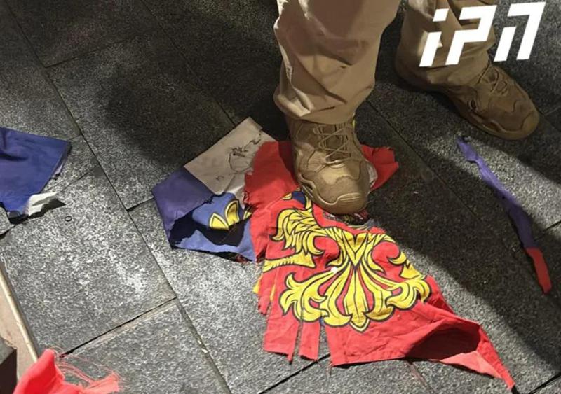 აქციის მონაწილეებმა პარლამენტთან რუსეთის ფედერაციის დროშა დახიეს