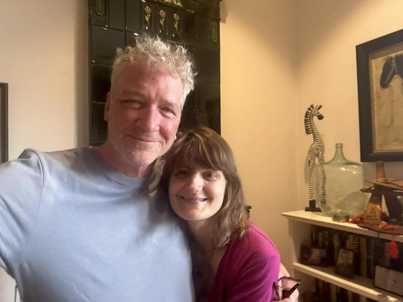 "ტროტუარზე დაახლოებით 30 მეტრი მათრიეს. მთელი გზა მცემდნენ და წიხლებს მირტყამდნენ" - რას წერს აშშ-ის მოქალაქე, იურისტი, რომელიც წუხელ აქციაზე დააკავეს