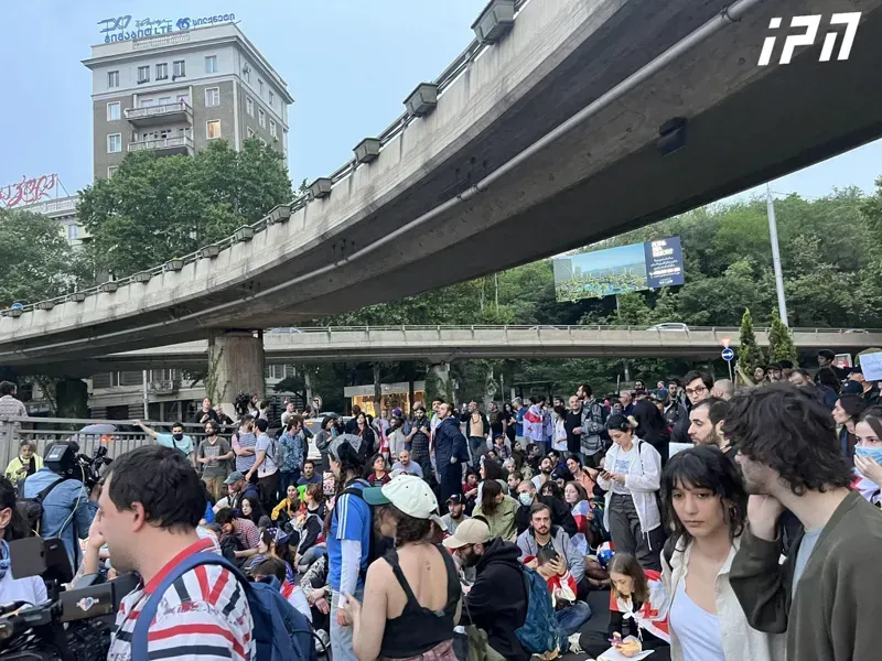 “დავიღლებით? არა!” - გმირთა მოედანზე შეკრებილი აქციის მონაწილეები მოედნის მიმდებარე ქუჩებსაც კეტავენ