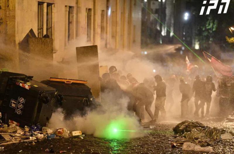 მძიმე ღამის ქრონიკა: ნაგვის ურნებით გადაკეტილი პარლამენტის შესასვლელი, დაძაბულობა იუსტიციის სახლთან და დაშავებული მოქალაქეები - რა ხდებოდა თბილისში?