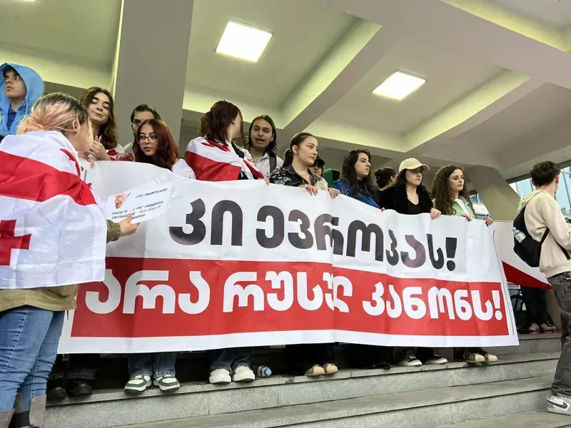 "ჩვენ არ ვაპირებთ ბრძოლის შეწყვეტას" - ბათუმში სტუდენტები “უცხოური გავლენის გამჭვირვალობის შესახებ” კანონპროექტის წინააღმდეგ აქციას მართავენ
