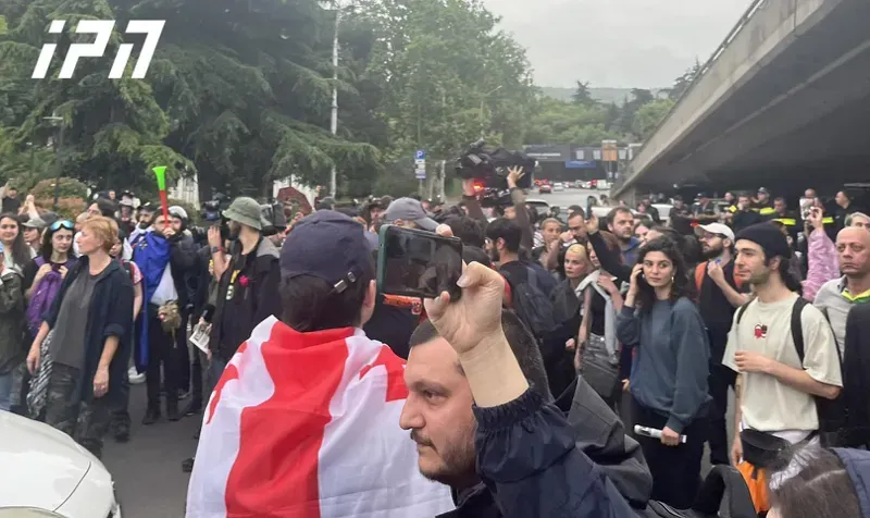 აქტივისტები გმირთა მოედანზე ე.წ. აგენტების კანონის წინააღმდეგ აქციას - "პიკეტირება - ხმაური თავისუფლებისთვის!“ მართავენ