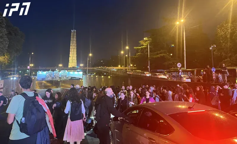 გმირთა მოედანზე აქციის მონაწილეები გვირაბის გადაკეტვას ცდილობენ - ადგილზე ვითარება დაძაბულია