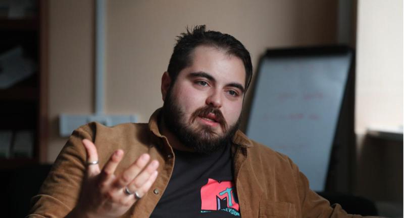 "გაჩერდი, არ ჩასქროლო... 33 წელია, ამ ქალაქში ვცხოვრობ და ეს დღეები მხუთავი გაზით სავსე რუსთაველზე, ყველაზე სუფთა ჰაერი იყო" - რას წერს ცნობილი შეფი?