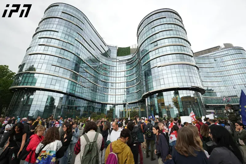 რა ვითარებაა სასტუმრო "პარაგრაფთან", სადაც "უცხოური გავლენის გამჭვირვალობის შესახებ“ კანონპროექტის მოწინააღმდეგეები აქციას მართავენ