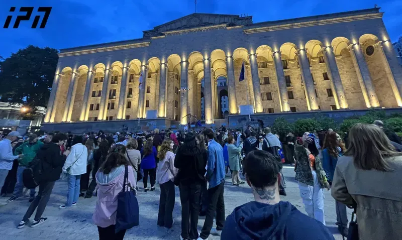 რა ვითარებაა პარლამენტთან, სადაც "უცხოური გავლენის გამჭვირვალობის შესახებ” კანონპროექტის წინააღმდეგ მოქალაქეები აქციას მართავენ