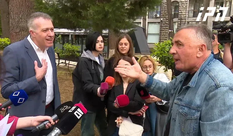 "მე ვნერვიულობ?! სამი დღე ადამიანებს არბევთ" - პარლამენტთან, სერგო ჩიხლაძე და ბეჟან წაქაძე ერთმანეთს სიტყვიერად დაუპირისპირდნენ