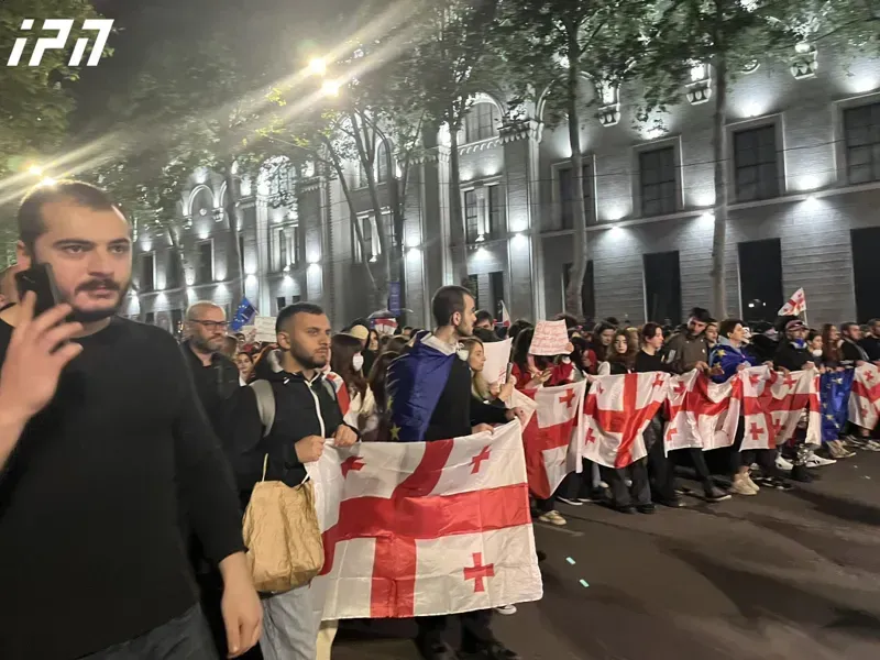 პარლამენტის წინ, "უცხოური გავლენის გამჭვირვალობის შესახებ” კანონპროექტის წინააღმდეგ მიმდინარე აქციის მონაწილეებმა "ქართული ოცნების” ოფისის მიმართულებით მსვლელობა დაიწყეს