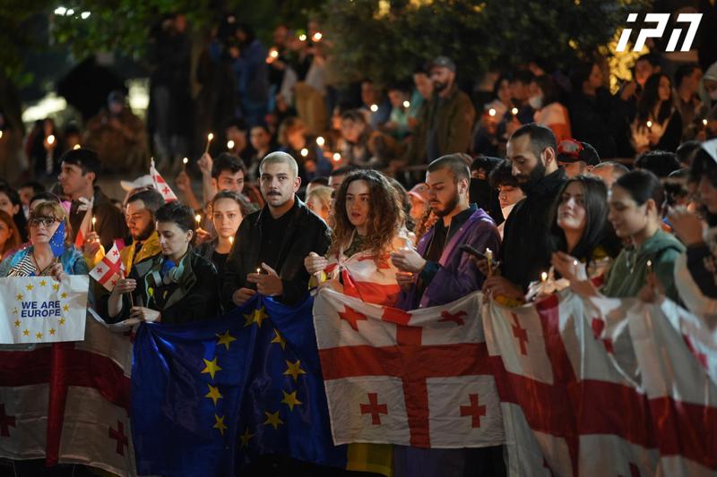 ახალგაზრდებმა ქაშვეთის ტაძართან ილოცეს - რა ვითარებაა ამ წუთში რუსთაველის გამზირზე : ფოტოები საპროტესტო აქციიდან
