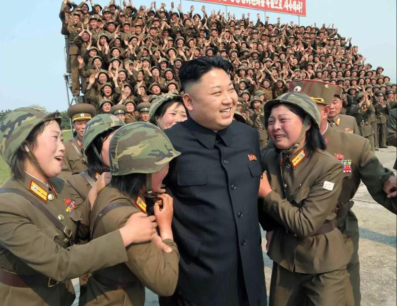 კიმ ჩენ ინი ყოველწლიურად 25 ქალწულ გოგონას არჩევს, რომლებიც "სიამოვნების რაზმს" უერთდებიან - დიქტატორის მორიგი ახირება და ჩრდ.კორეიდან გამოქცეული ქალის მონაყოლი