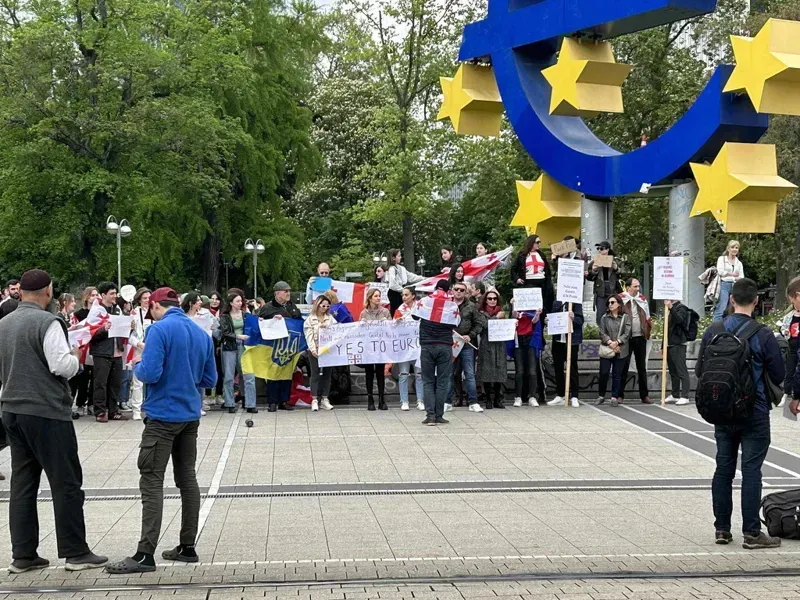 "არა რუსულ კანონს“ - ამ მოწოდებით გერმანიაში მცხოვრები ქართველები ფრანკფურტში აქციას მართავენ