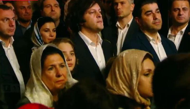 პრეზიდენტი, პრემიერ-მინისტრი და პარლამენტის თავმჯდომარე სააღდგომო ლიტურგიას სიონის ტაძარში ესწრებიან