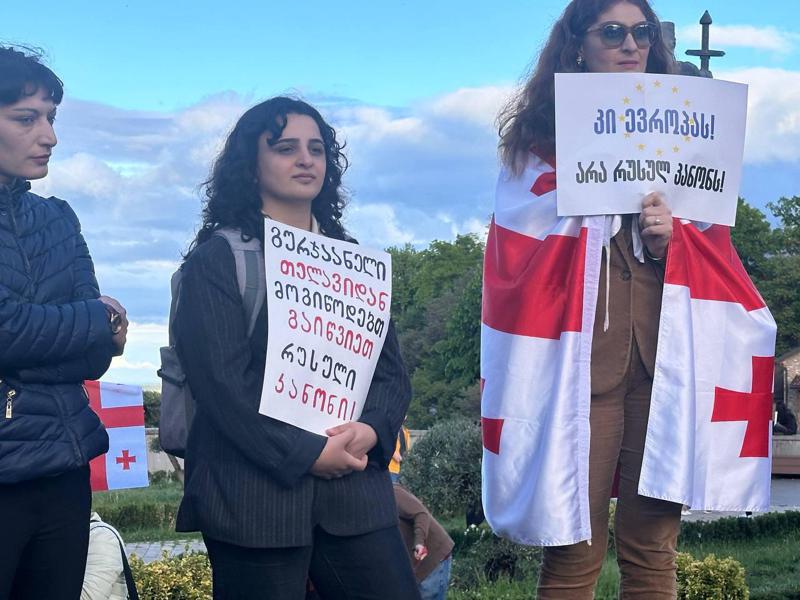 რა ხდება თელავში, სადაც ე.წ. აგენტების კანონპროექტის საწინააღმდეგო აქცია მიმდინარეობს - ფოტოები