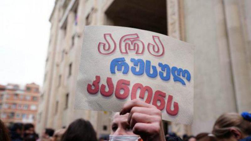 "პარასკევს, უქმე დღეს ჩაინიშნა იურიდიული კომიტეტის სხდომა, "რუსული კანონი“ ჯერ არ წერია დღის წესრიგში, მაგრამ შესაძლოა, პარასკევს მიიღონ მესამე მოსმენით" - დეპუტატი