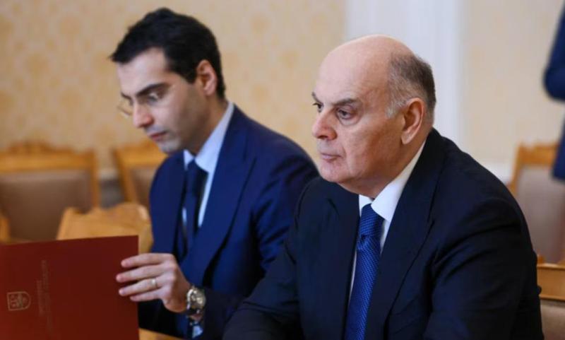 ასლან ბჟანიამ ინალ არძინბა ე.წ. საგარეო საქმეთა მინისტრის თანამდებობიდან გაათავისუფლა