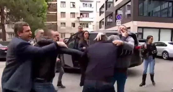 შვედეთის საელჩოსთან IDFI-ის დირექტორსა და "ფორმულას" გადამღებ ჯგუფს თავს დაესხნენ - კადრები ადგილიდან