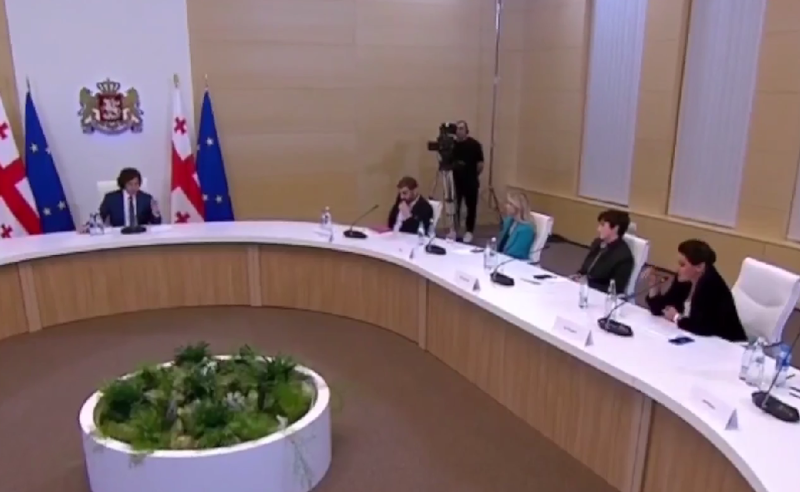 "მიბრძანდით, უზრდელობა დატოვეთ კარებში და შემდეგ მობრძანდით“, - კობახიძე ჟურნალისტებს: "ტვ პირველის“, "ფორმულას“ და "მთავარის“ წამყვანებმა პრემიერთან შეხვედრა პროტესტის ნიშნად დროებით დატოვეს