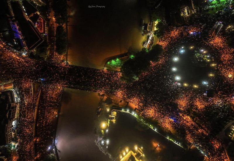 "თავისუფალ საქართველოს გაუმარჯოს" - რა ხდება ახლა "ევროპის მოედანზე", სადაც მასშტაბური მსვლელობის მონაწილეები შეიკრიბნენ (ფოტოები)