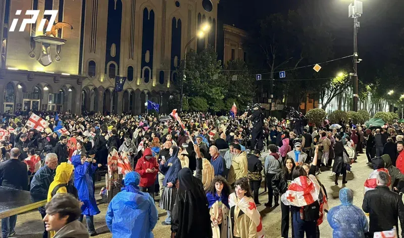 "გავათენოთ საქართველოსთვის" - პარლამენტთან აქციაზე მოქალაქეები იკრიბებიან