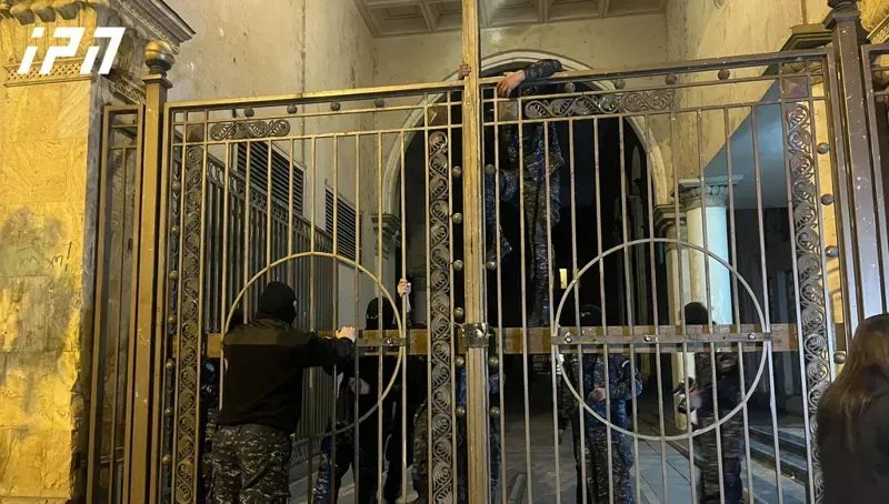 პარლამენტში შესასვლელი ჭიშკრები სამართალდამცავებმა რკინის ჯებირებით გაამაგრეს  - რა ვითარებაა ადგილზე